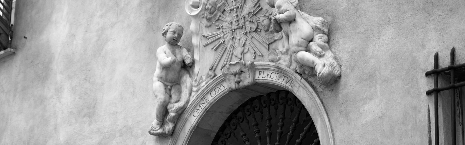 La sede dello Studio ArchiRe si trova presso Palazzo Sauli nel centro storico di Genova. L’edificio, pur non figurando tra i palazzi dei Rolli, si rivela un’eccezionale testimonianza della diffusione della cultura decorativa lombarda grazie alla sua facciata affrescata a monocromo, caso univo nel panorama genovese.