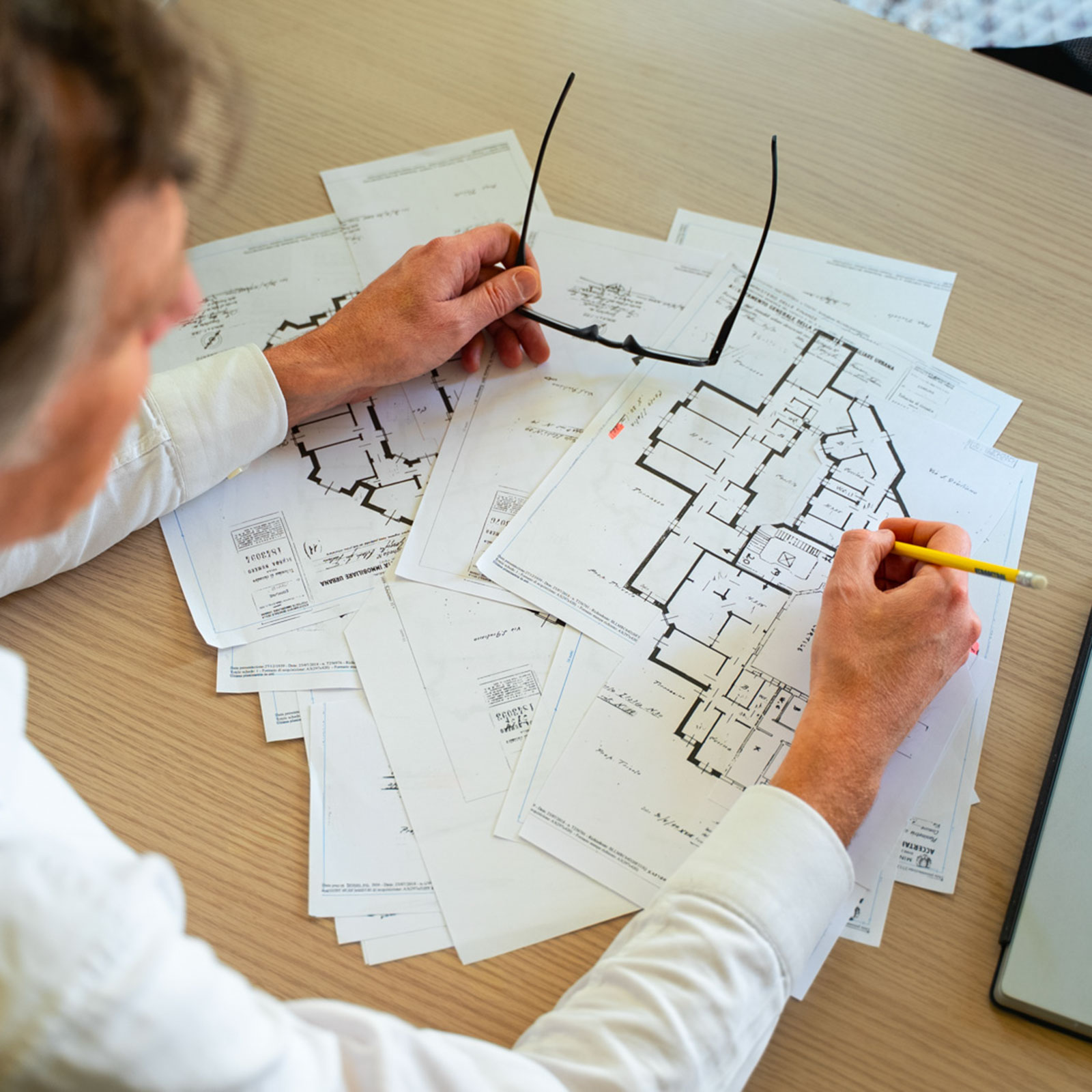 Visione integrata del processo immobiliare e coordinamento dei lavori, offrendosi al cliente come unico referente della commessa.